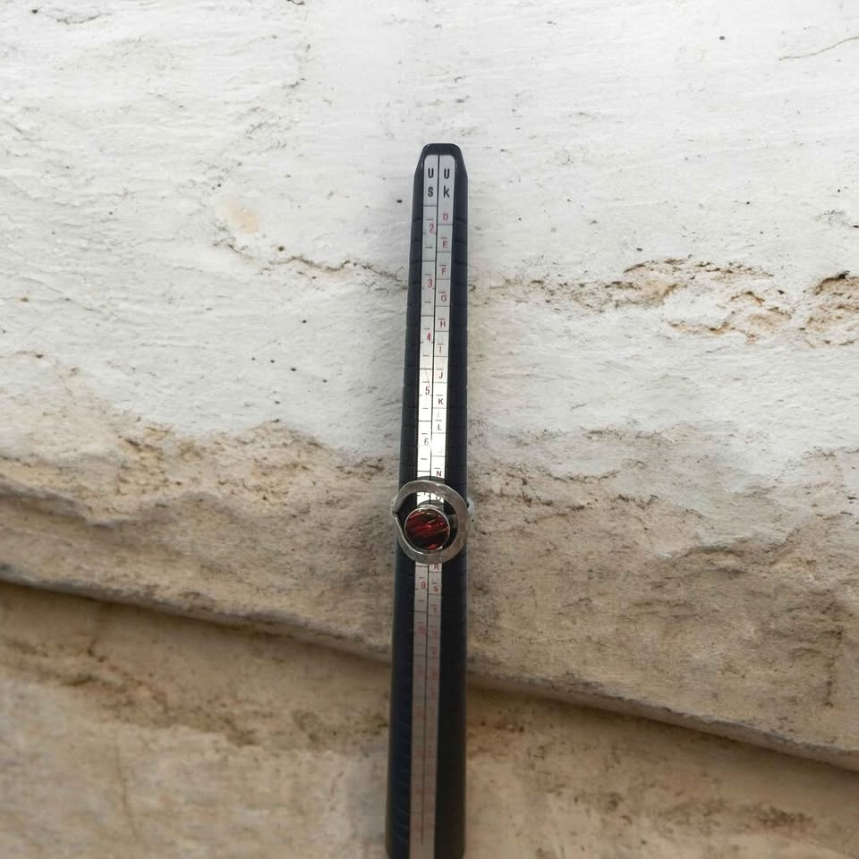 Plata anillo piedra roja .925 5.7g