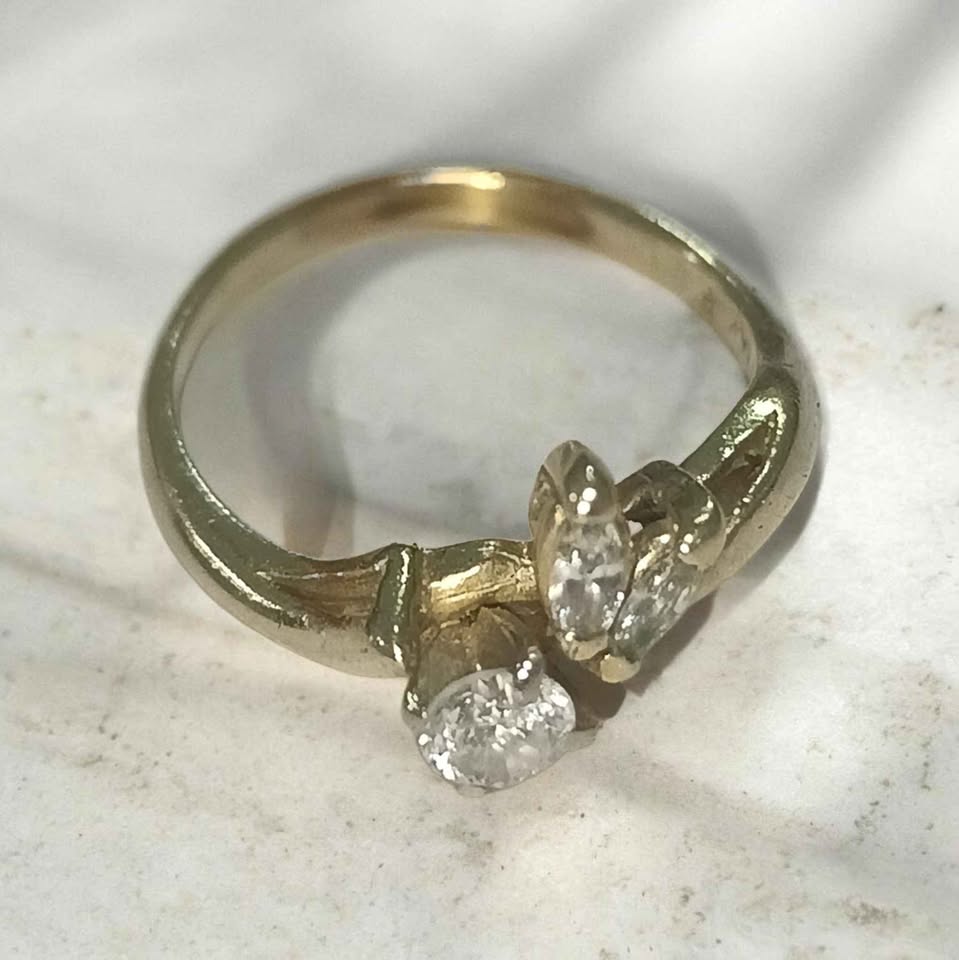 Oro anillo 3 piedras 14k 2.2g