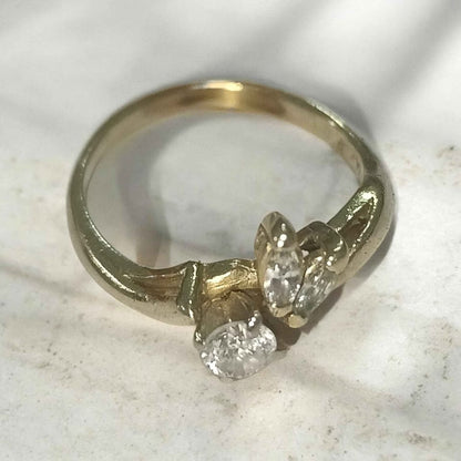 Oro anillo 3 piedras 14k 2.2g