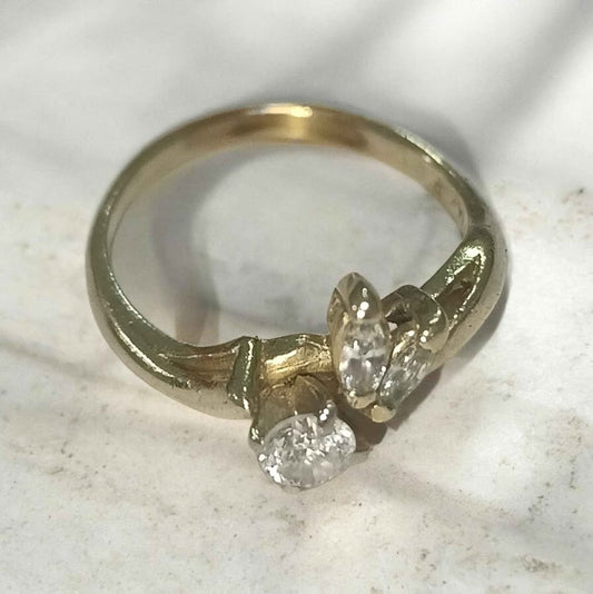 Oro anillo 3 piedras 14k 2.6g