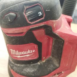 Lijadora orbital Milwaukee con batería y cargador 🔴🛠️