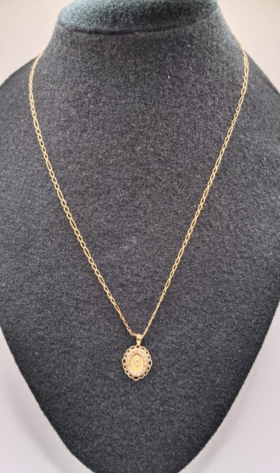 Cadena con dije de virgen ORO 10k peso 4gr, usado