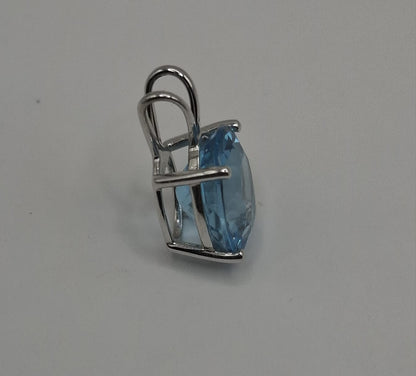 Dije sintetico azul ORO BLANCO 14k peso .8gr, usado