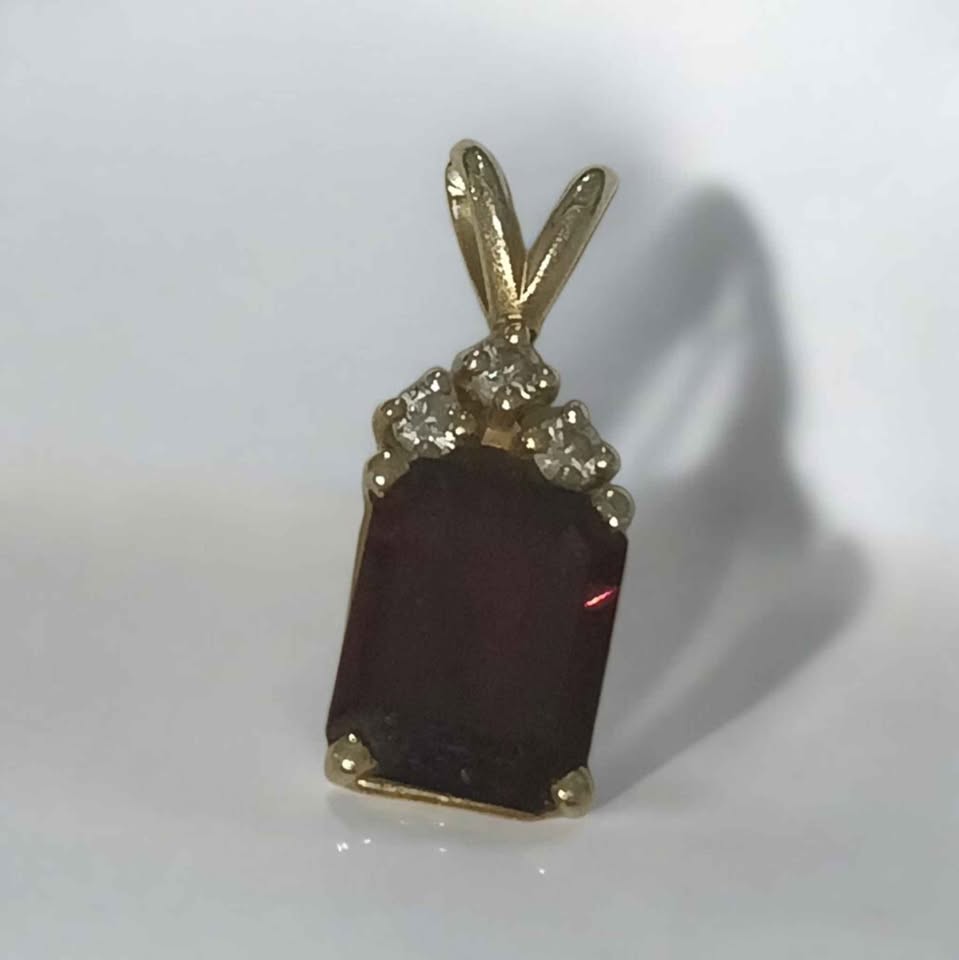 Oro Dije piedra roja 10k 1.8g