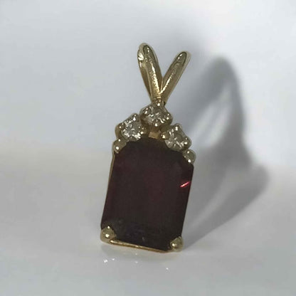 Oro Dije piedra roja 10k 1.8g