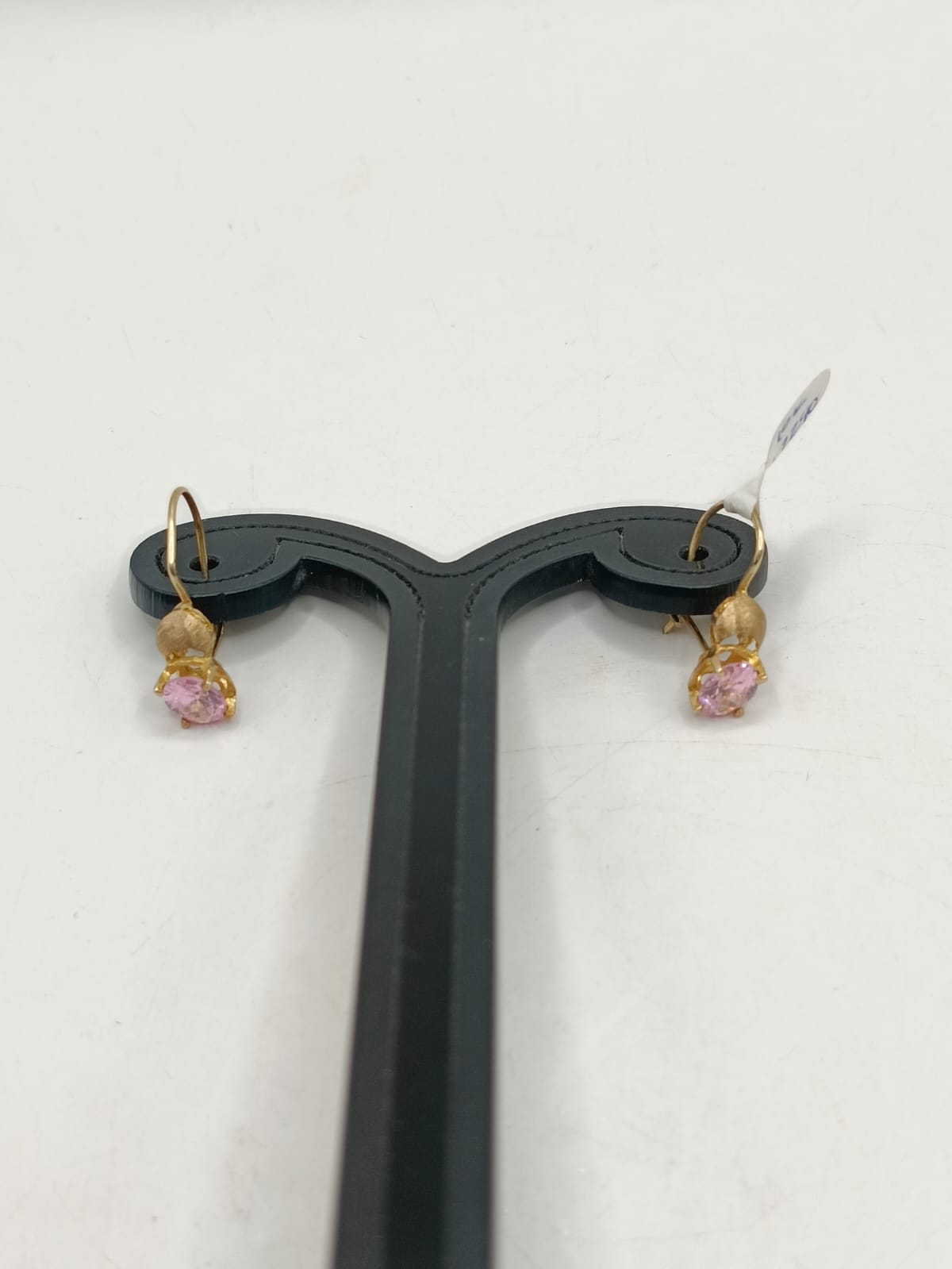 Aretes sintetico rosa ORO 10k peso 1.5gr, usado