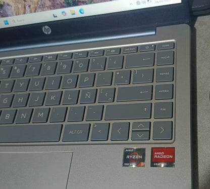 Laptop HP 240gb ssd 8ram ryzen 3, usado