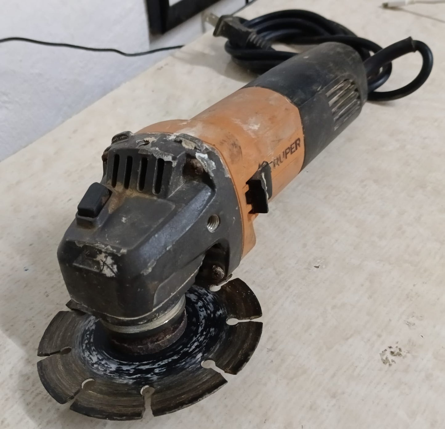 Mini Esmeril TRUPER esma-4.1 con disco, usado