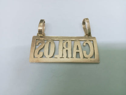Dije Personalizado en Oro 10K – Nombre “Carlos”