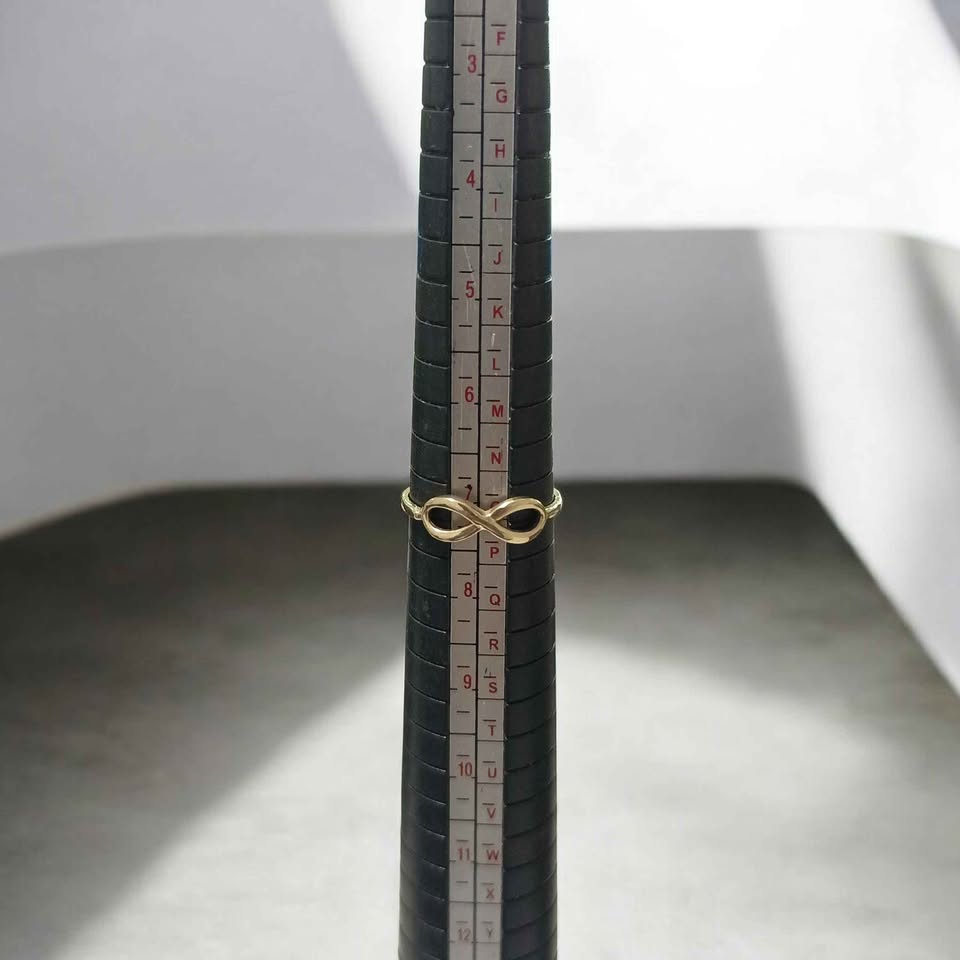 Oro anillo infinito 10k 1.1g