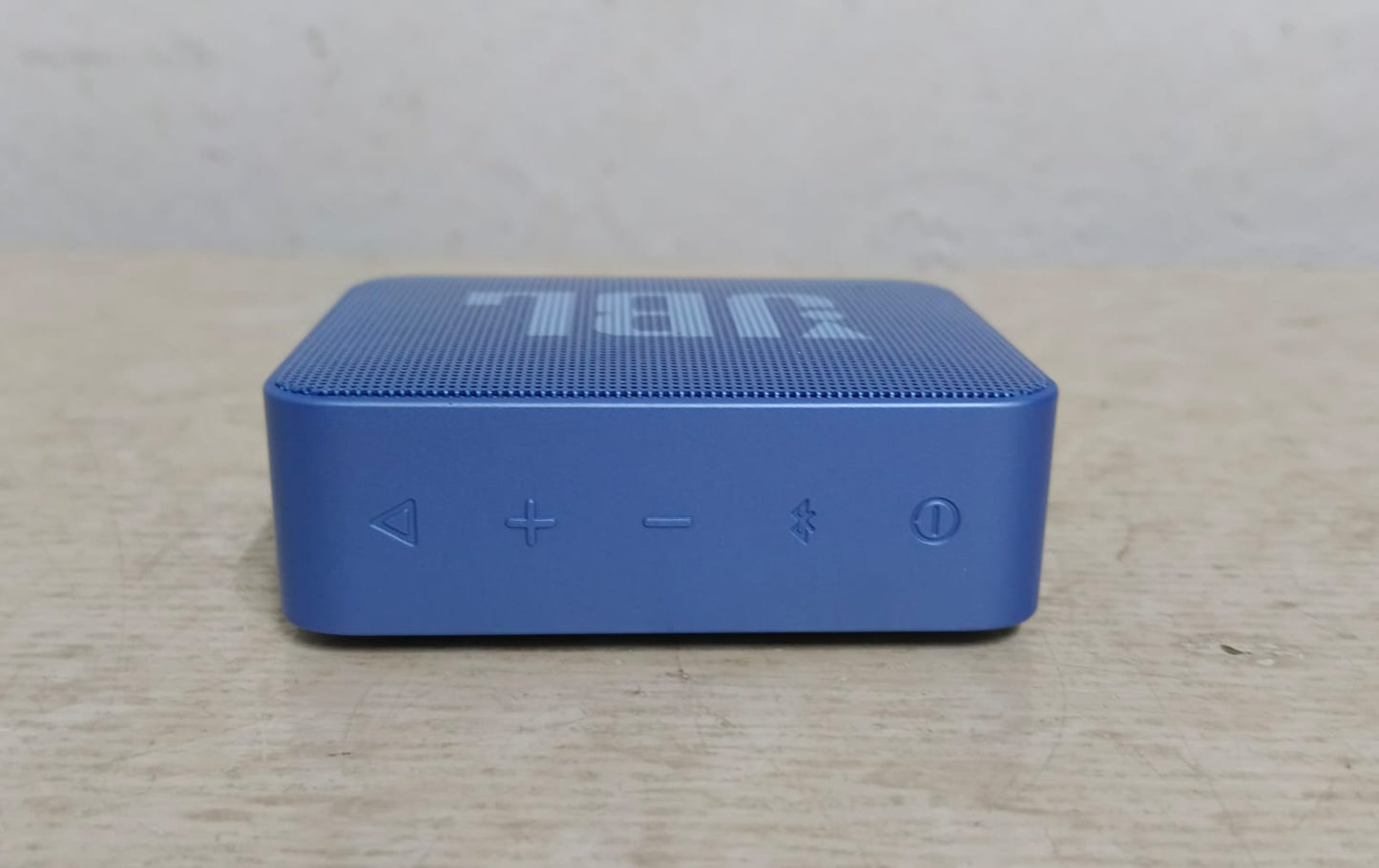 Bocina recargable JBL go esential, usado