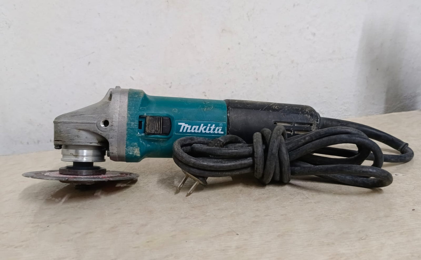 ESMERILADORA MAKITA