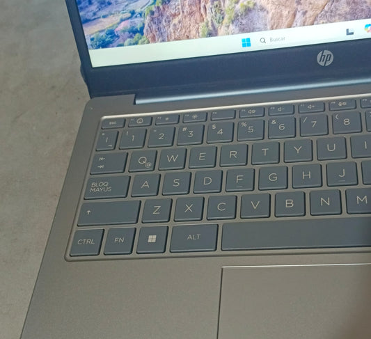 Laptop HP 240gb ssd 8ram ryzen 3, usado