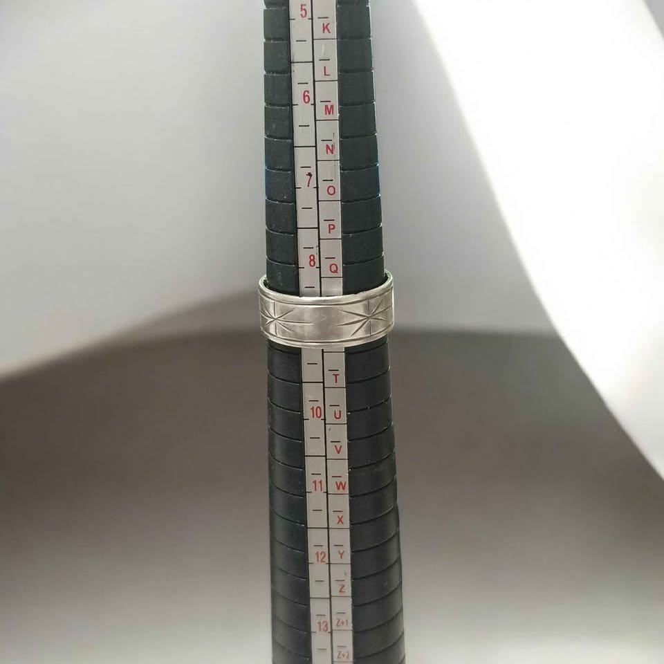Plata Argolla con detalles de figuras .925 5g