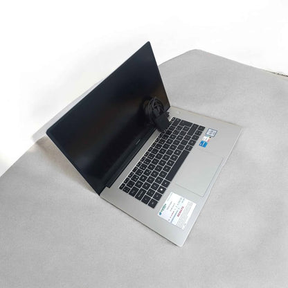Laptop Huawei 8 ram core i5 sin cargador