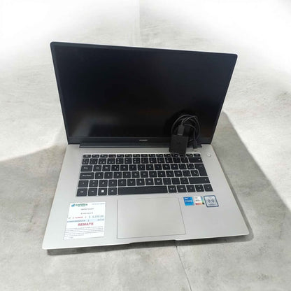 Laptop Huawei 8 ram core i5 sin cargador