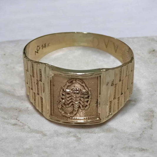 Oro anillo tipo sello con imagen de escorpión 10k 4.4g