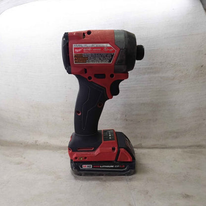 Herramienta kit de desarmador y taladro inalámbrico Milwaukee 2 pilas y cargador