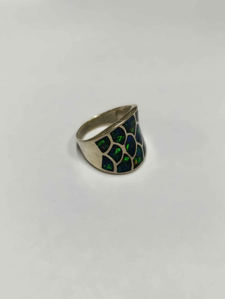 ANILLO CON DETALLES VERDES .925 6.5g