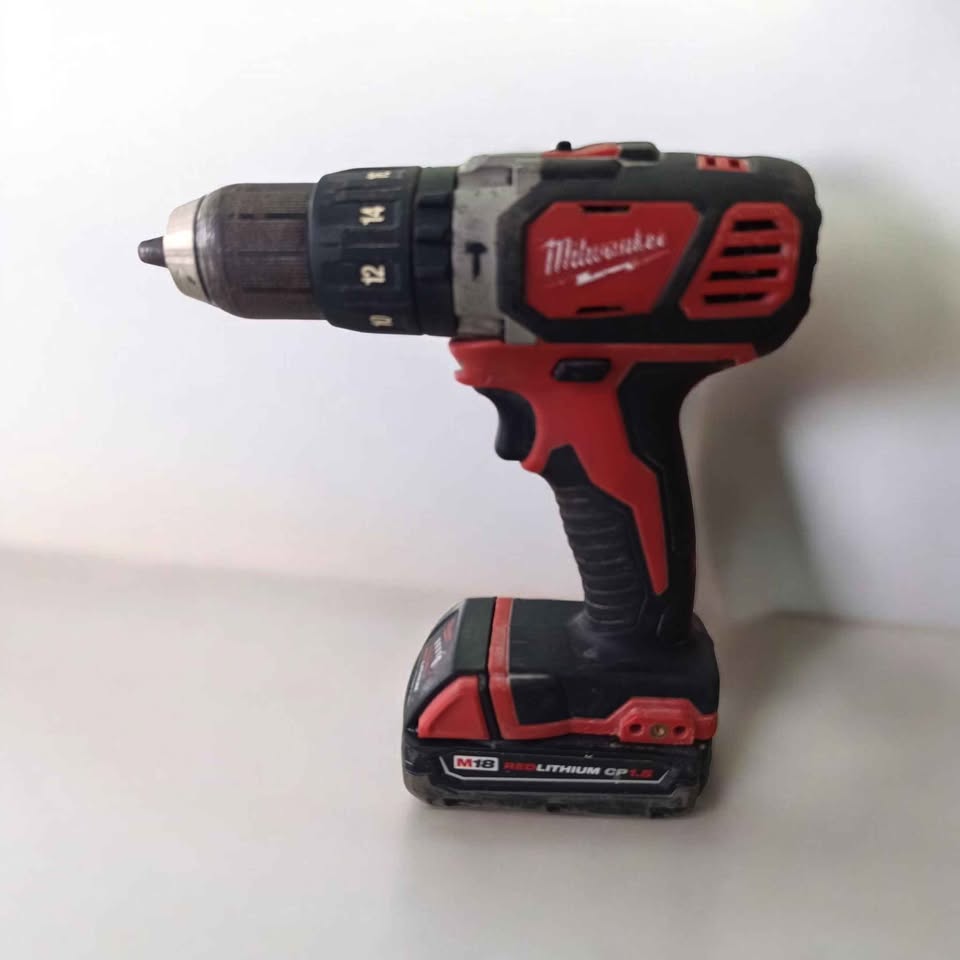 Herramienta kit de desarmador y taladro inalámbrico Milwaukee 2 pilas y cargador