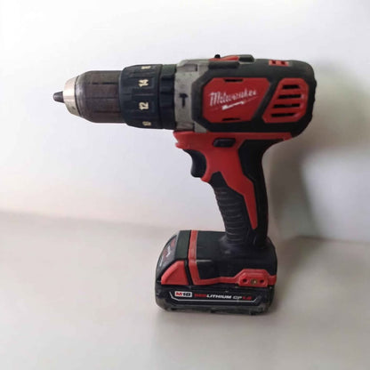 Herramienta kit de desarmador y taladro inalámbrico Milwaukee 2 pilas y cargador