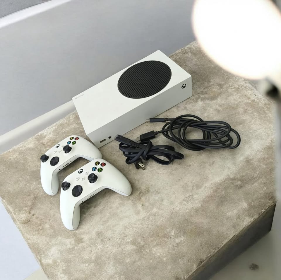 VIDEOJUEGO XBOX SERIES S 512GB 2 CONTROLES Y SUS CABLES