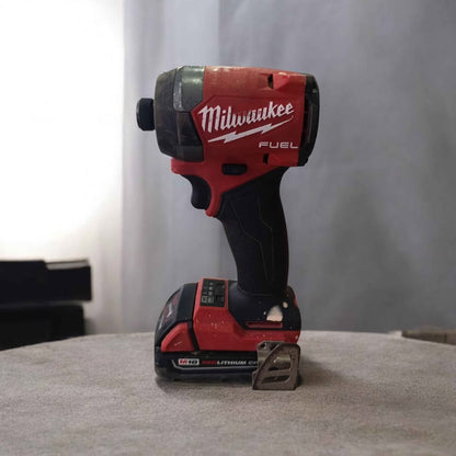 Herramienta kit de desarmador y taladro inalámbrico Milwaukee 2 pilas y cargador