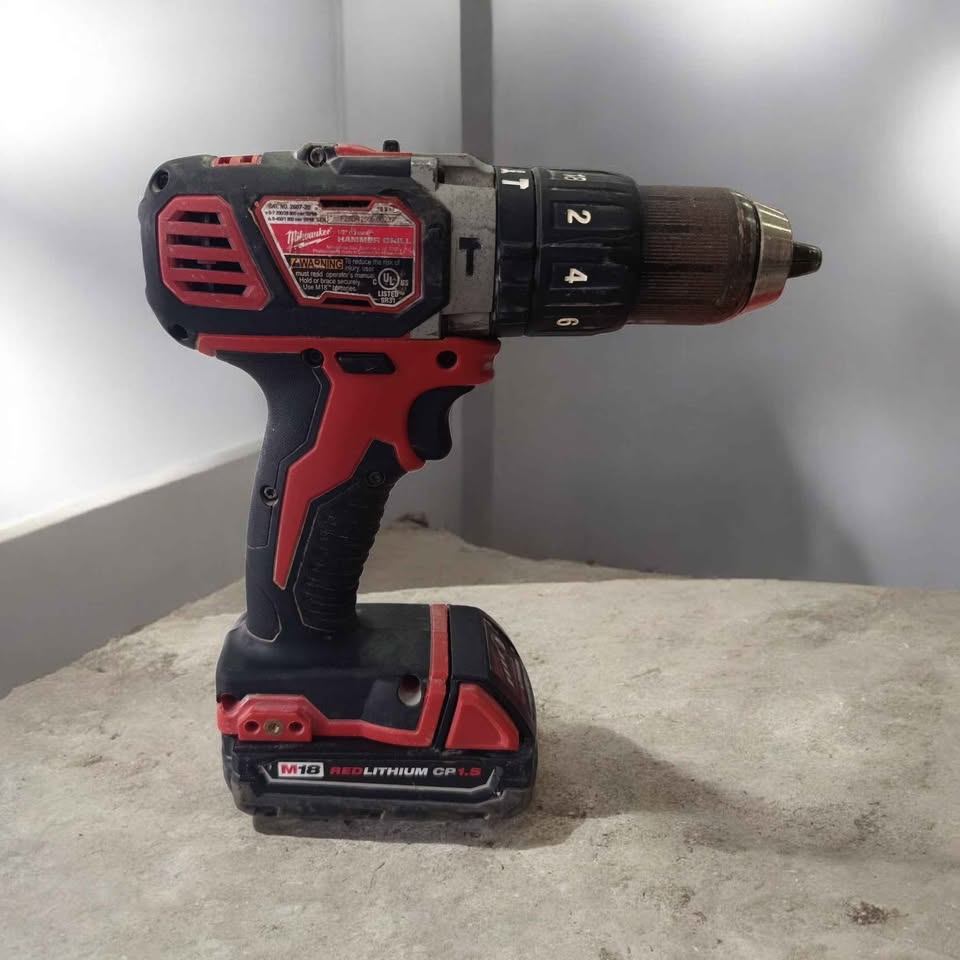 Herramienta kit de desarmador y taladro inalámbrico Milwaukee 2 pilas y cargador
