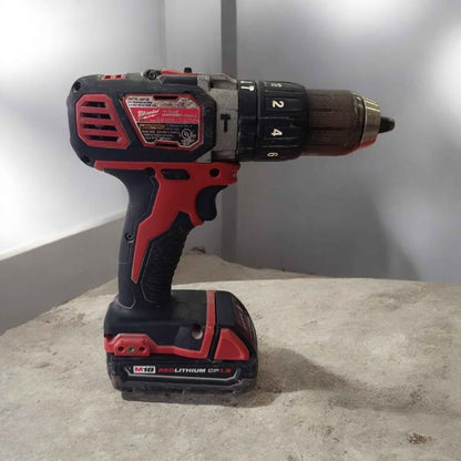 Herramienta kit de desarmador y taladro inalámbrico Milwaukee 2 pilas y cargador