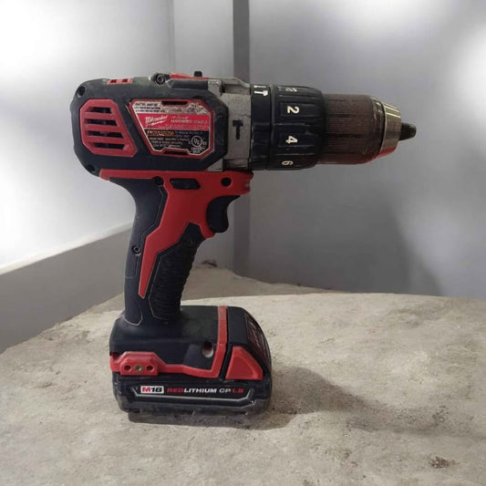 Herramienta kit de desarmador y taladro inalámbrico Milwaukee 2 pilas y cargador