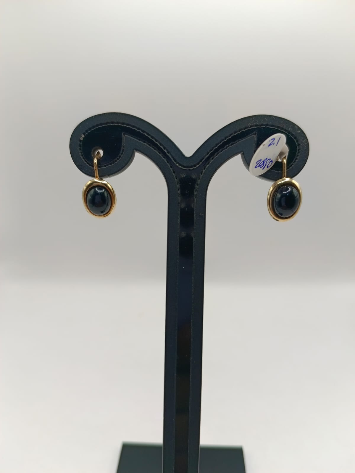 Aretes sintetico negro ORO 10k peso 2.1gr, usado