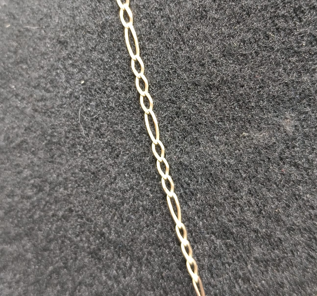 Cadena con dije de virgen ORO 10k peso 4gr, usado