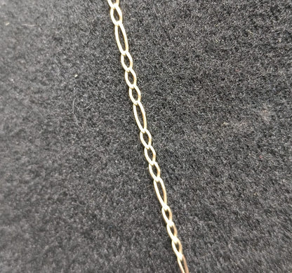 Cadena con dije de virgen ORO 10k peso 4gr, usado
