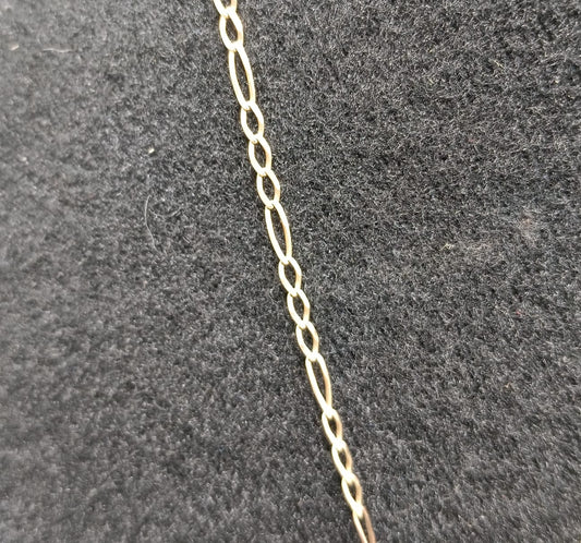 Cadena con dije de virgen ORO 10k peso 4gr, usado
