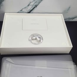 MACBOOK AIR DE 13 PULGADAS CON 256 GB DE ALMACENAMIENTO Y 8 GB DE RAM EN CAJA