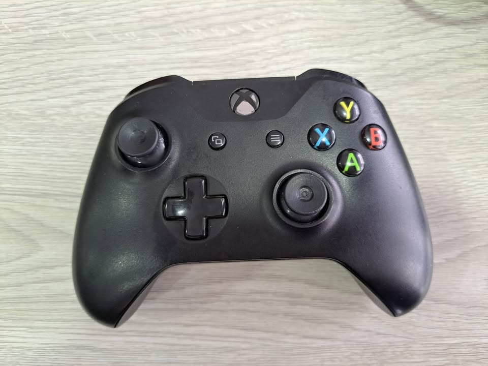 Videojuego XBOX serie S, un control y cables XBOX