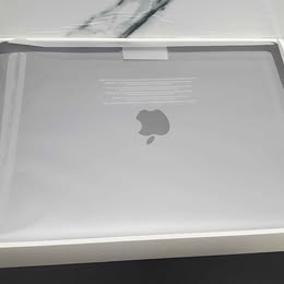 MACBOOK AIR DE 13 PULGADAS CON 256 GB DE ALMACENAMIENTO Y 8 GB DE RAM EN CAJA
