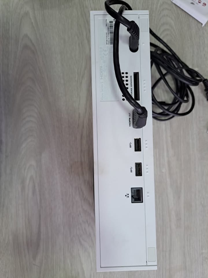 Videojuego XBOX serie S, un control y cables XBOX