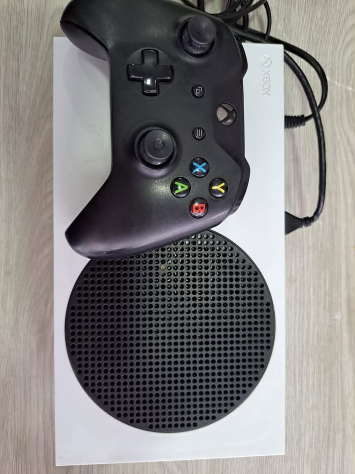 Videojuego XBOX serie S, un control y cables XBOX