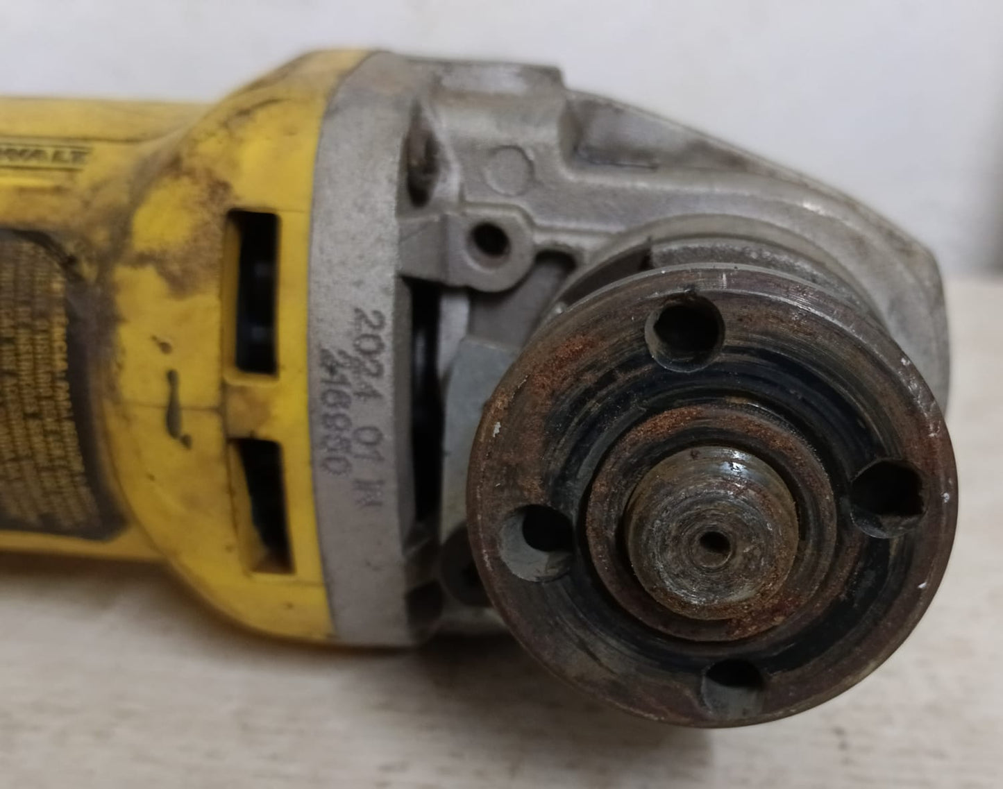 Mini Esmeril Dewalt sin disco, usado