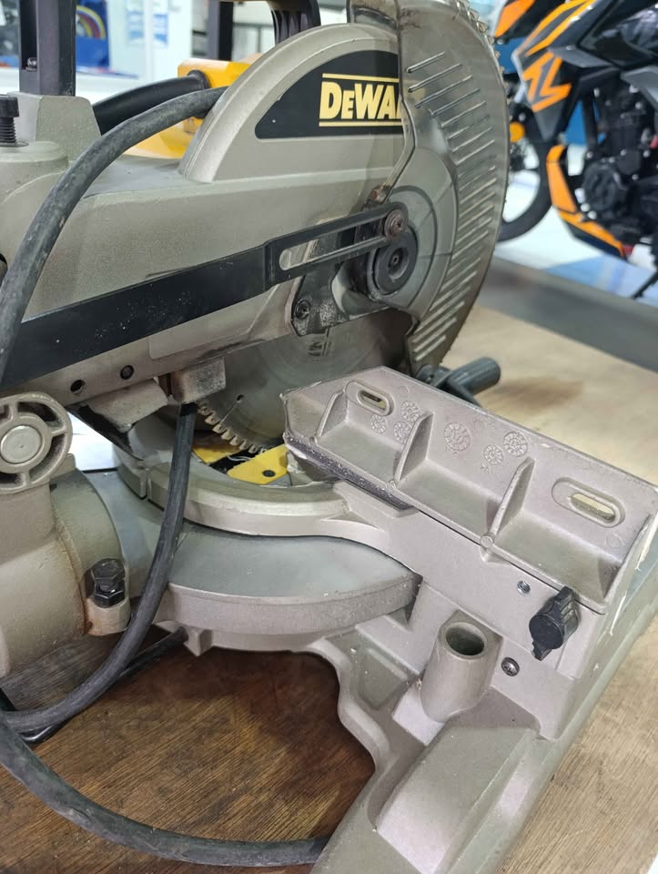Sierra inglete DeWalt DW714