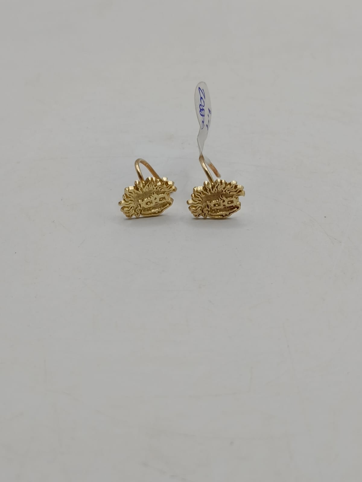 Aretes de carlitos ORO 10k peso 1.4gr, usado