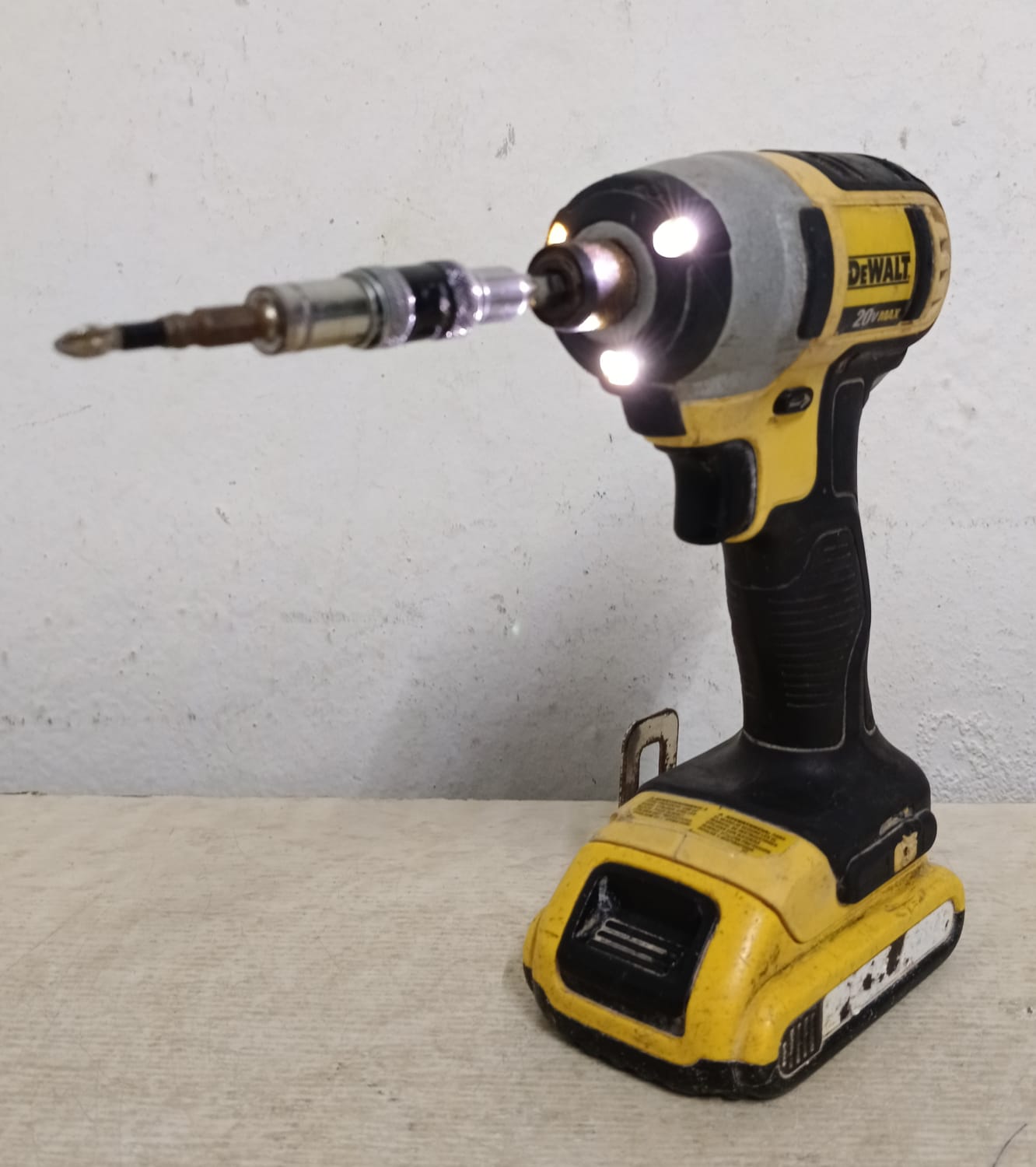 Atornillador Dewalt DCF885 - Usado