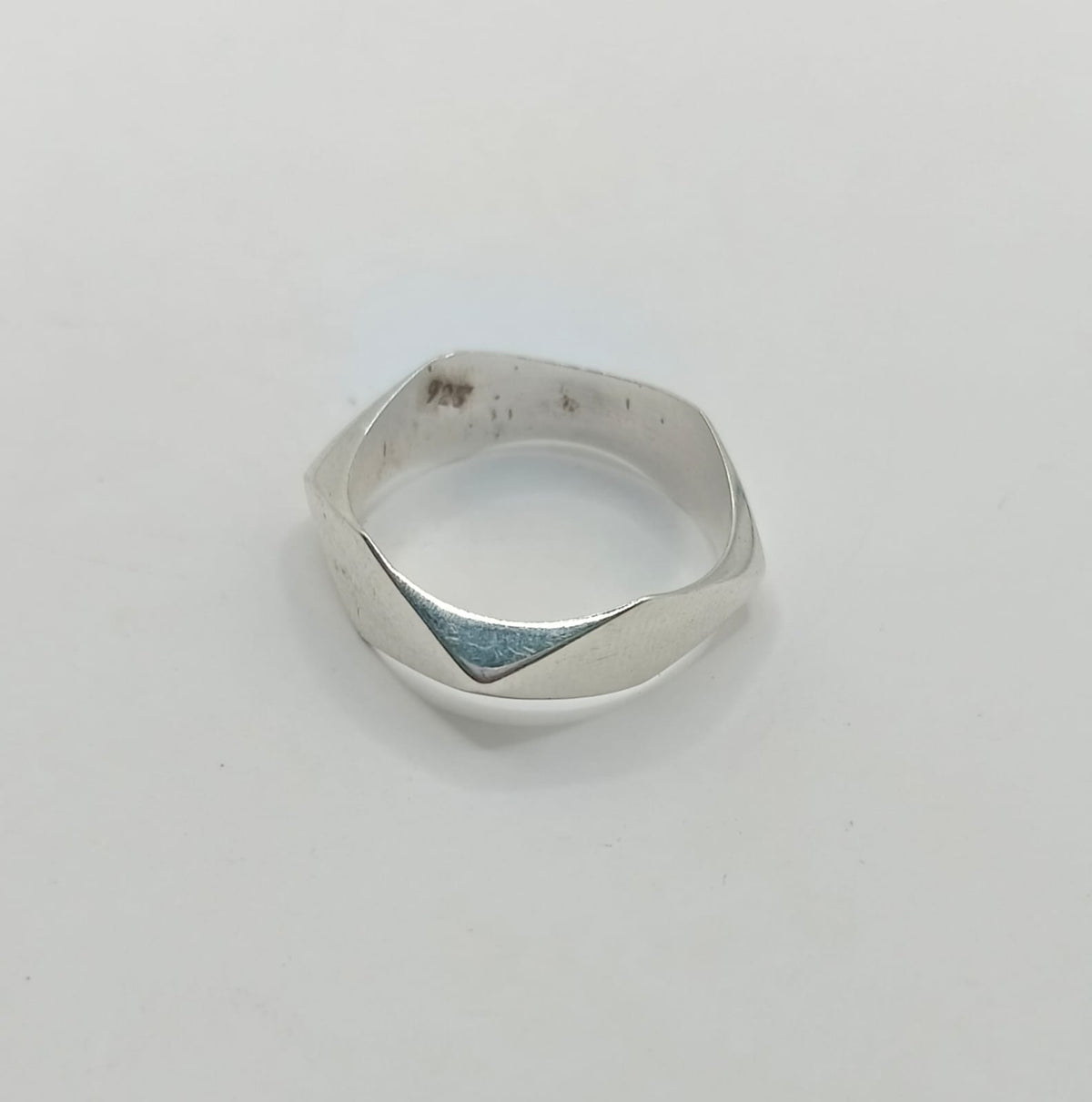 Anillo con diseño PLATA 925 peso 3.1gr