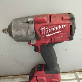 Atornillador de dados Milwaukee con batería y cargador
