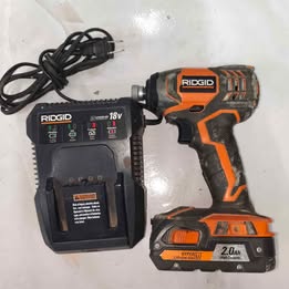Atornillador de impacto RIDGID con pila y cargador