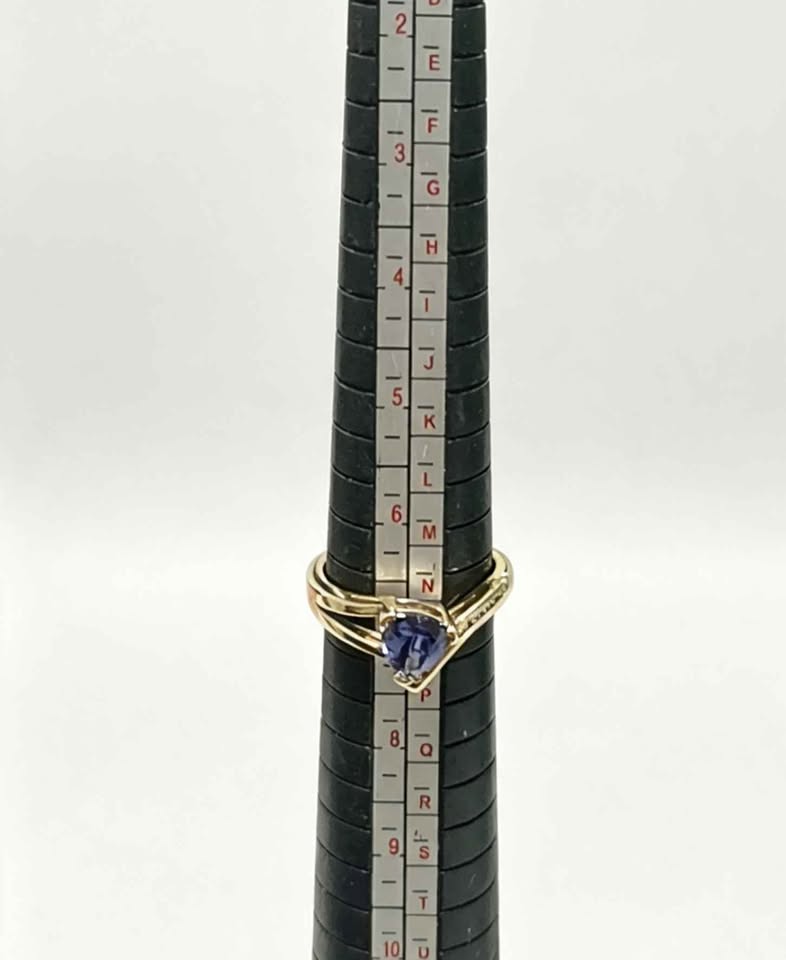 Oro anillo con sintético morado 14k 2.8g