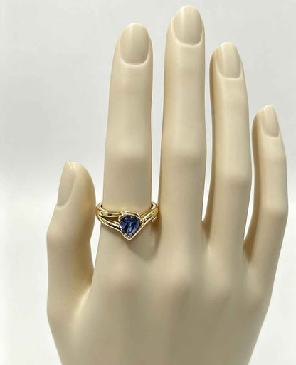 Oro anillo con sintético morado 14k 2.8g