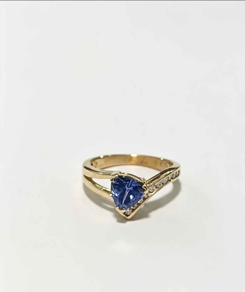 Oro anillo con sintético morado 14k 2.8g