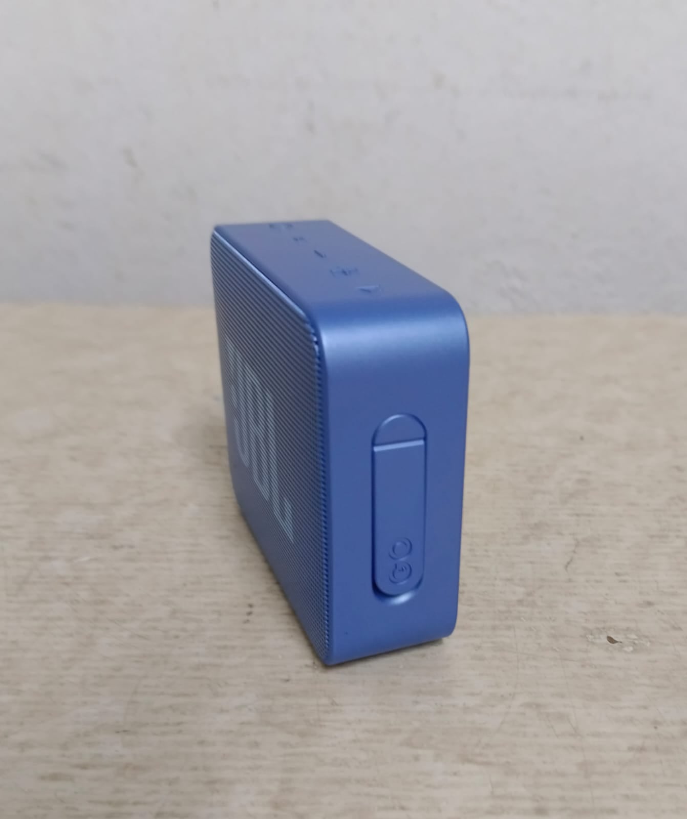 Bocina recargable JBL go esential, usado